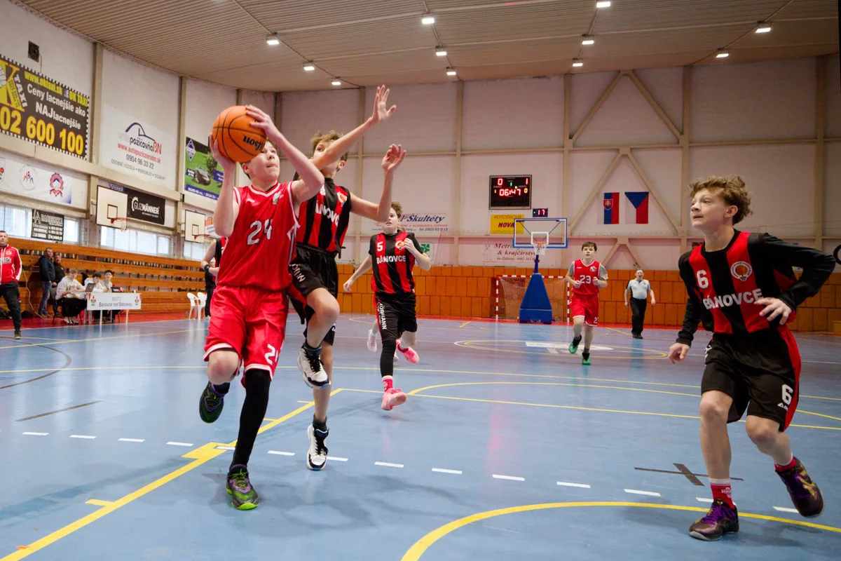 Mladí hráči BBK počas basketbalového zápasu